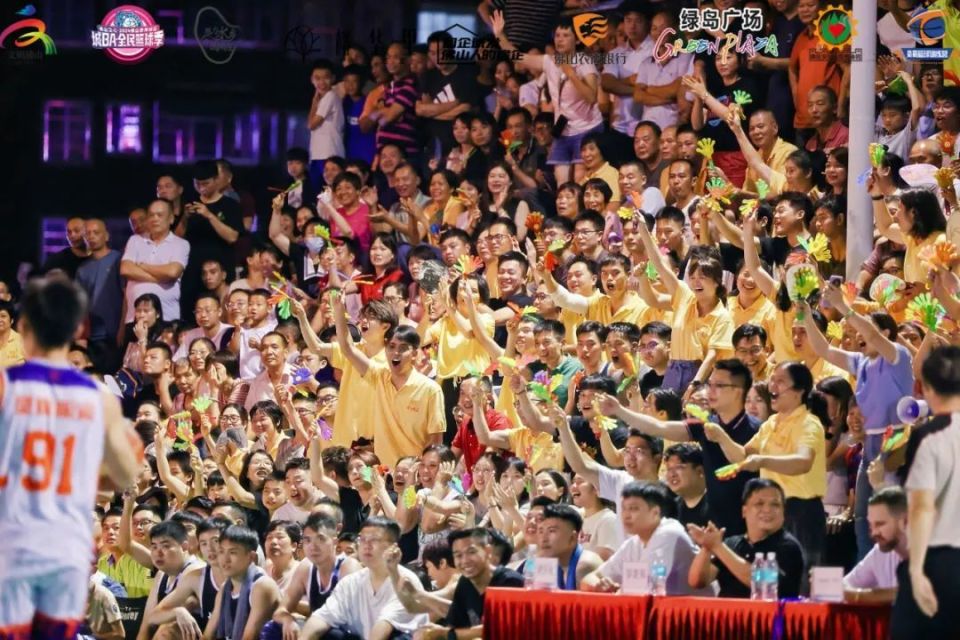 喜欢篮球的球迷聚集现场，为球队呐喊助威