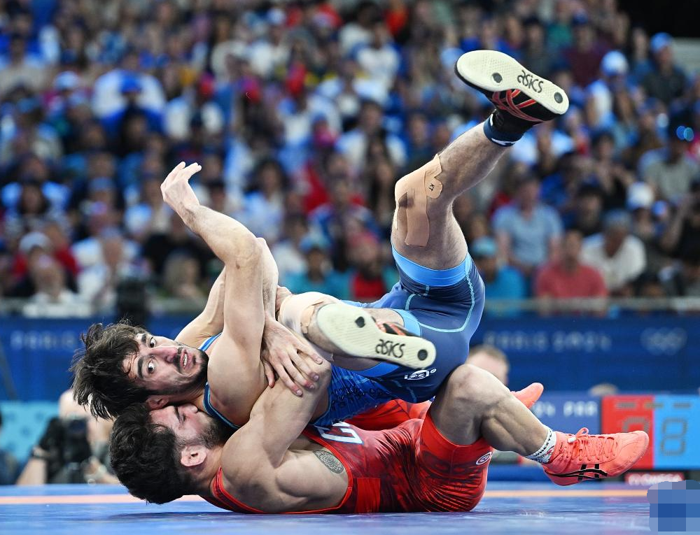 开云体育入口-古巴拳击队员激烈对抗，成功晋级半决赛