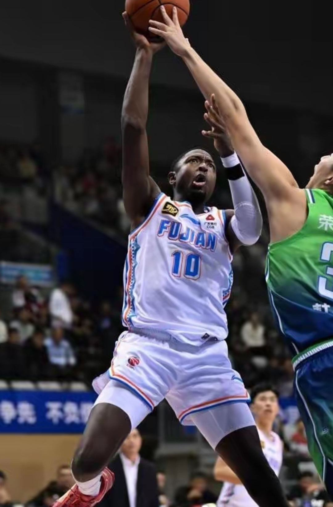 开云体育中国-福建男篮表现稳定，一路领跑夺得胜利