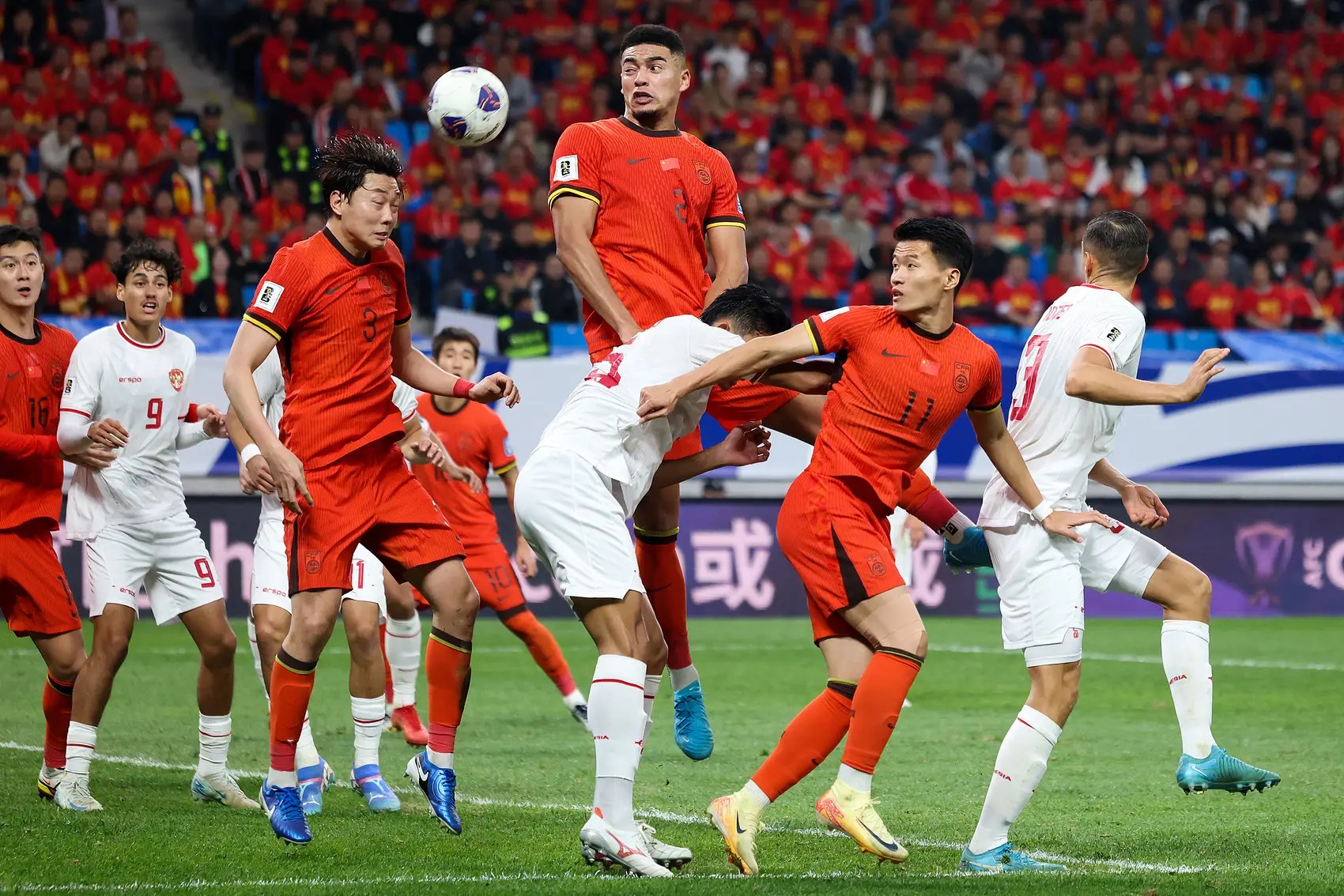 包含国际足坛最新战报：强队对决，分出胜负的词条