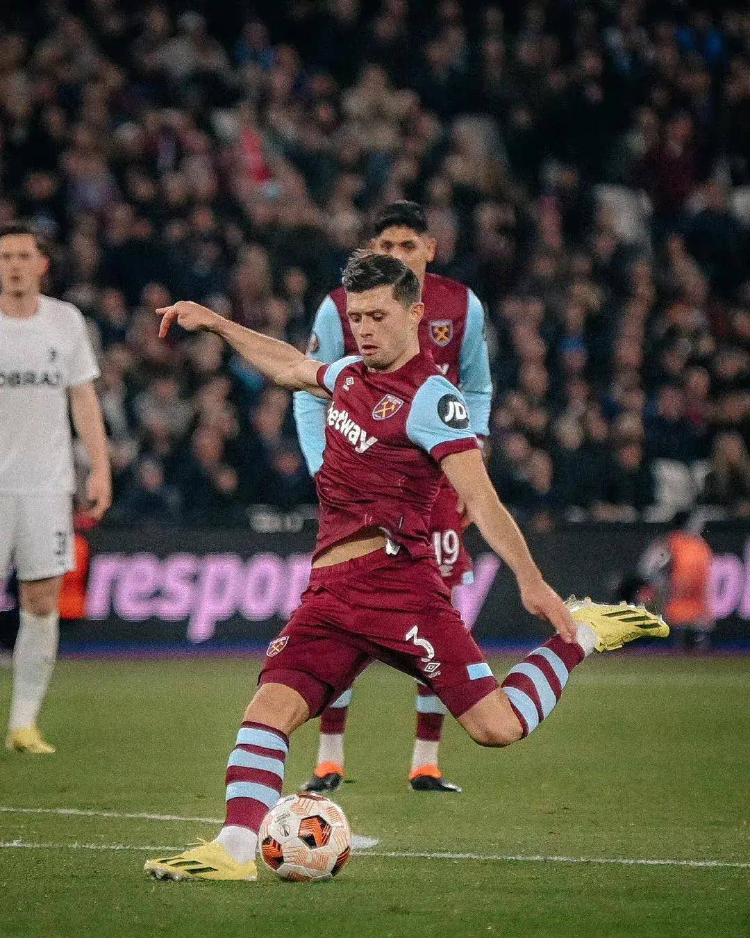 开云体育app-关于沃特福德大胜西汉姆联，实现主场凯旋的信息