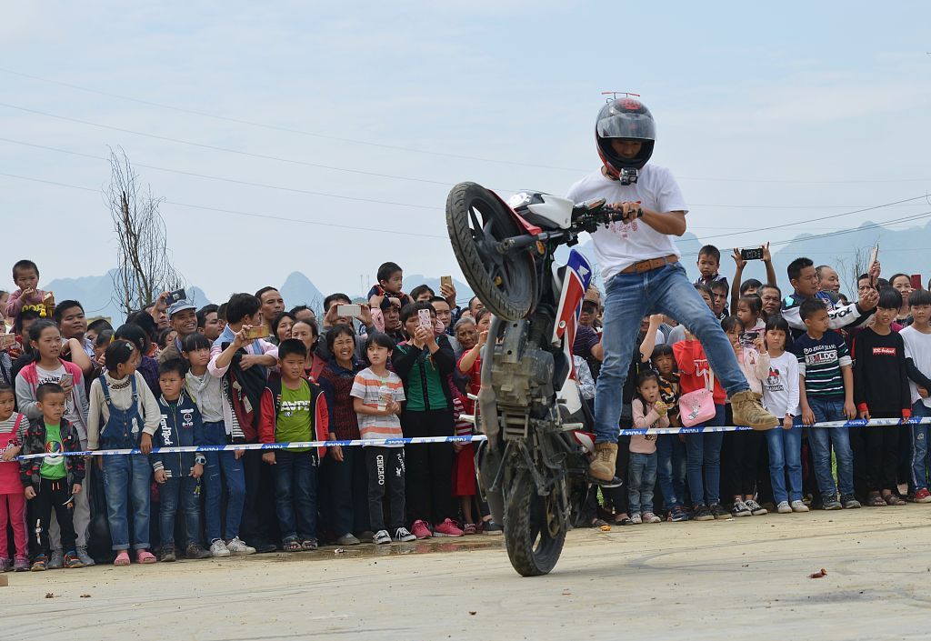 开云体育官方网站-特技表演为国际比赛增加看点的简单介绍