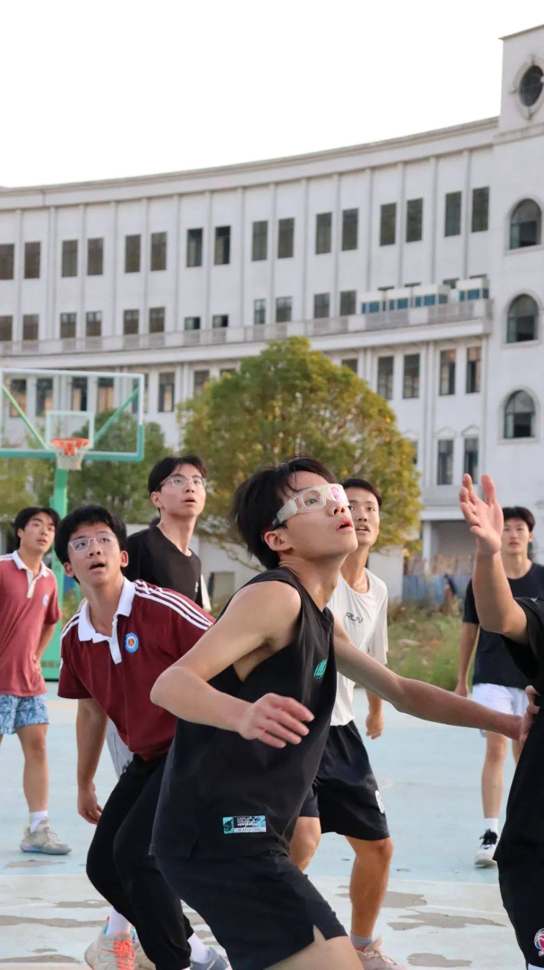 包含激情对抗,运动员全力以赴,篮球比赛现场热火朝天的词条 包含激情对抗,运动员全力以赴,篮球比赛现场热火朝天的词条