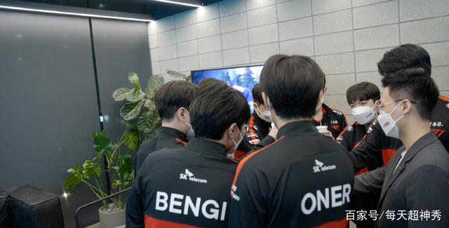 开云体育登录-100T横扫LGD，Faker团战一打五淘汰赛2:1（首尔）