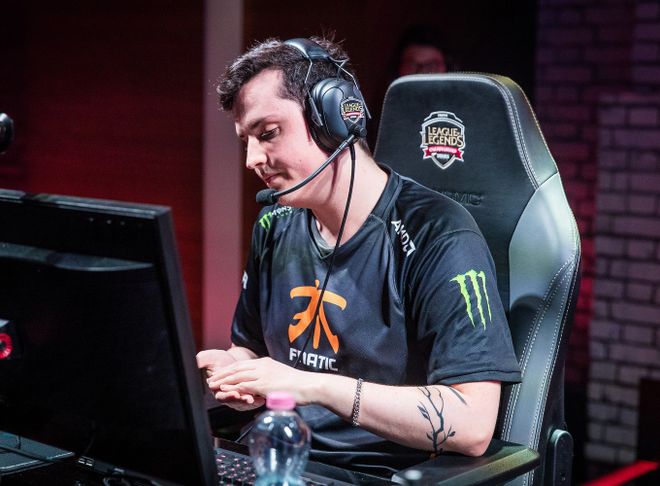 开云平台-包含FNC鏖战SHR，Bin完成史诗逆转激烈交锋四强赛，留下经典瞬间的词条